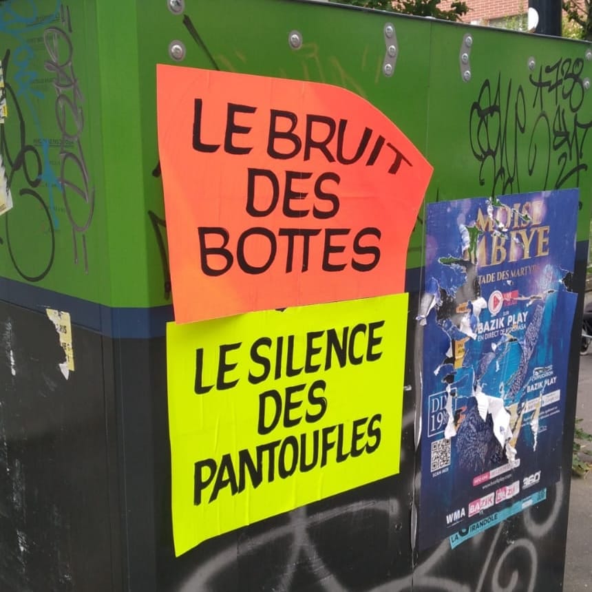 Deux affiches qui disent "Le bruit des bottes, le silence des pantoufles"